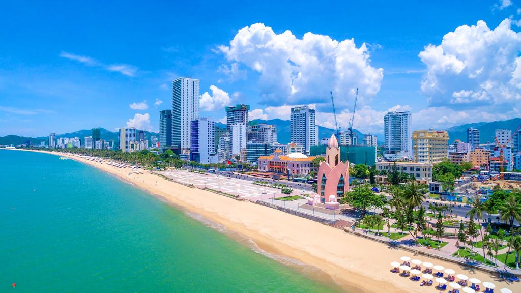 Vịnh biển Nha Trang với nhịp sống sôi động và nhộn nhịp