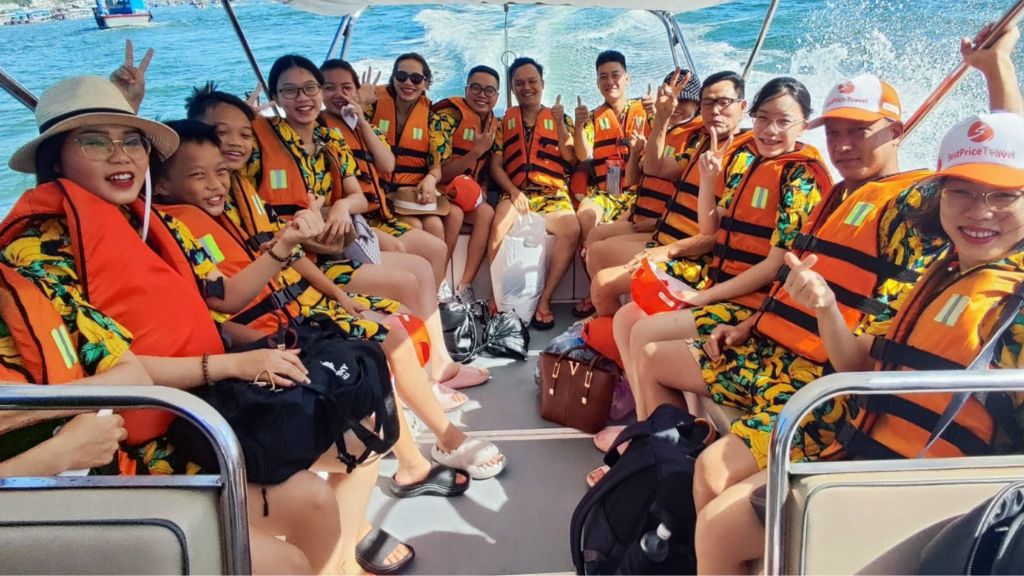 Đoàn du lịch Nha Trang ngồi cano đi tham quan