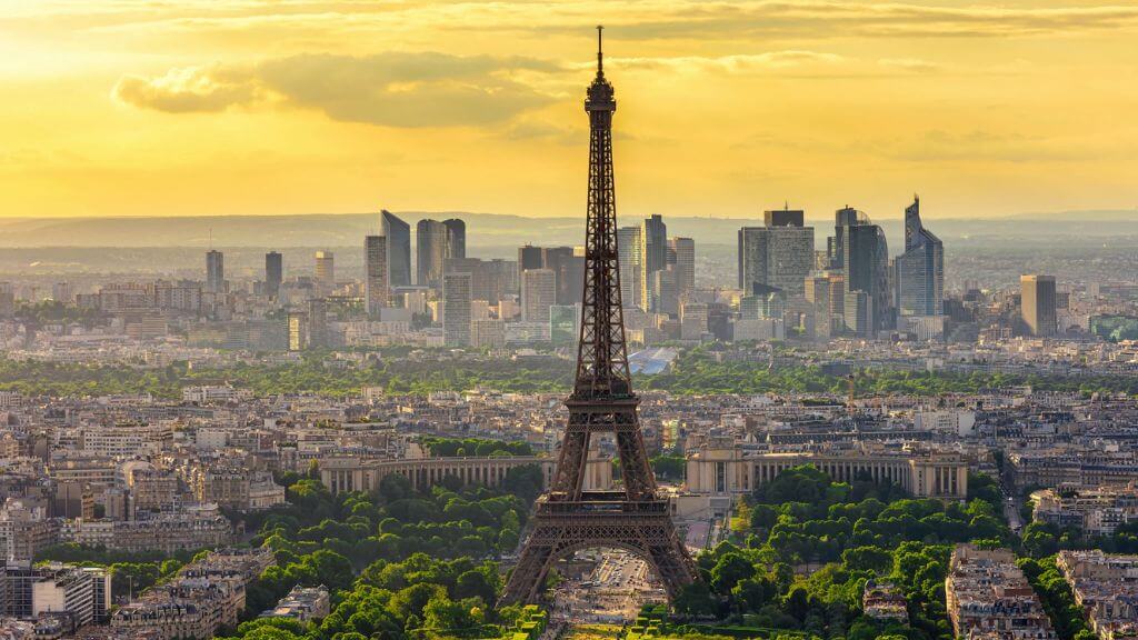 Hình ảnh tháp Eiffel rực rỡ dưới ánh nắng
