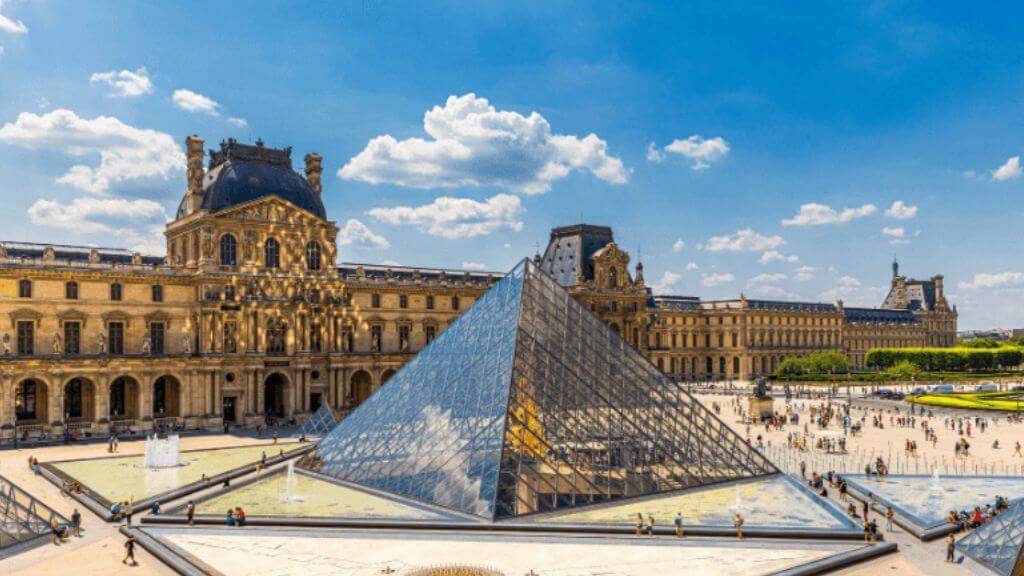 Quảng trường Louvre   Nơi có những công trình kiến trúc cổ kính tuyệt đẹp