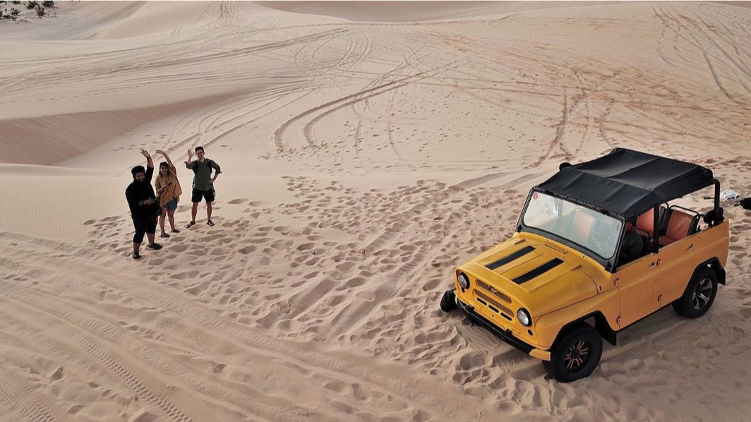 Trải Nghiệm đi Xe Jeep Trên đồi Cát