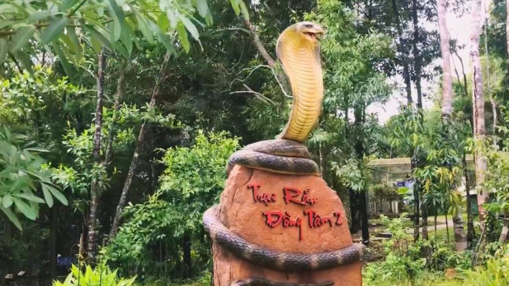 Trại rắn Đồng Tâm độc đáo
