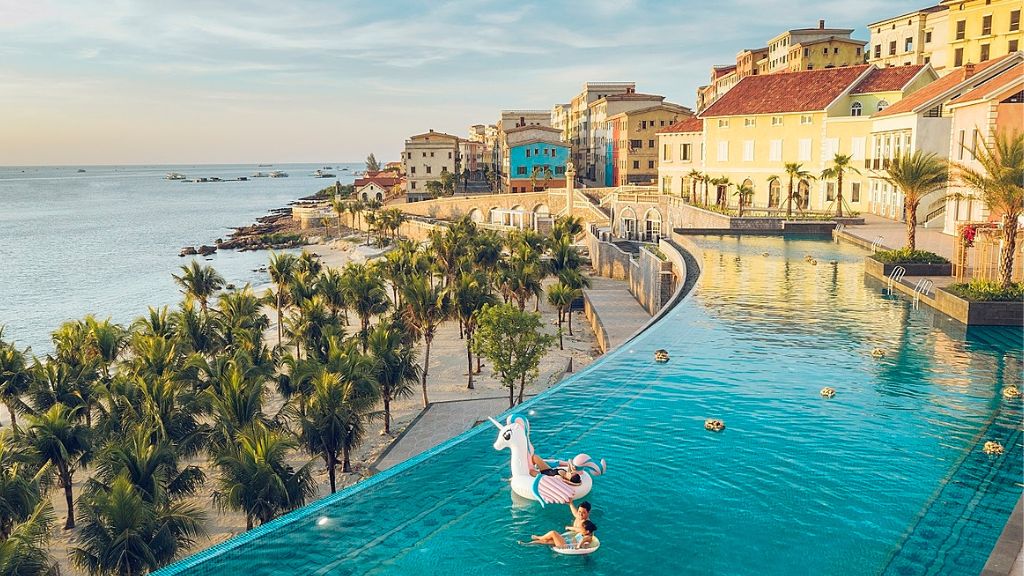 Hồ bơi tại thị trấn Địa Trung Hải