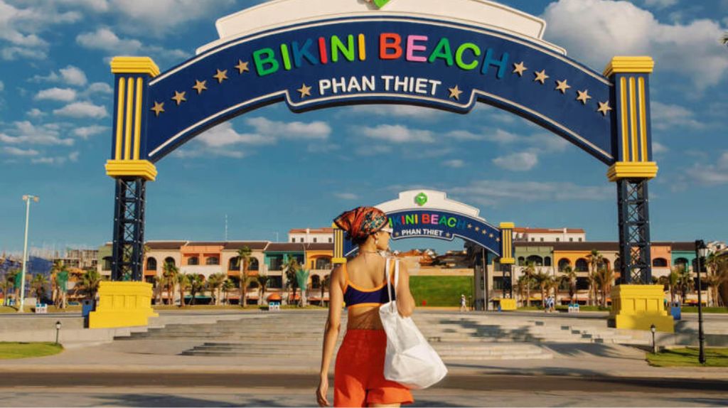 Du khách checkin tại cổng chào Bikini Beach
