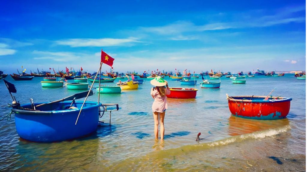 Du khách chụp ảnh checkin tại làng chài Mũi Né