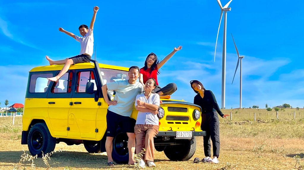 Gia đình chụp ảnh kỉ niệm cùng Jeep Tour