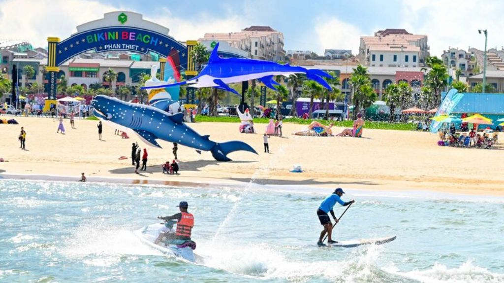 Trải nghiệm các hoạt động biến tại Bikini Beach