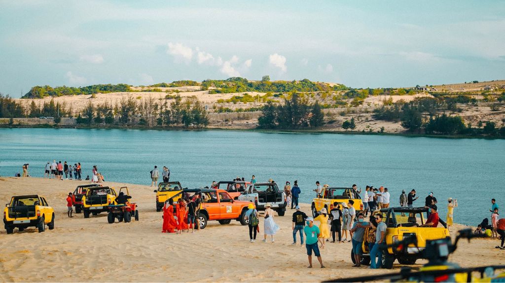 Trải nghiệm ngồi trên xe Jeep băng ngang qua những đồi cát
