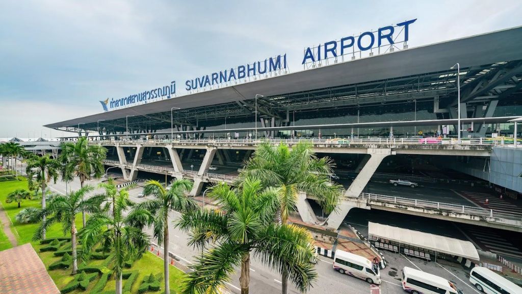 Đoàn hạ cánh tại sân bay Suvarnabhumi để làm thủ tục nhập cảnh