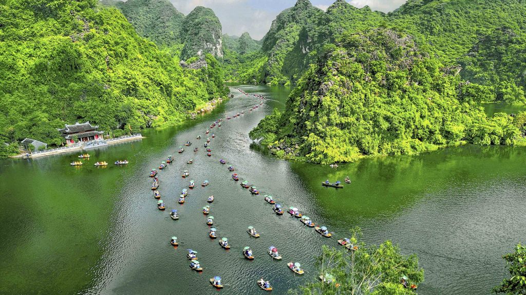 Du khách tham quan bằng thuyền độc mộc trên sông Ngô Đồng