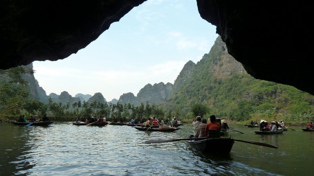 Tham quan hang động trên dòng sông Ngô Đồng