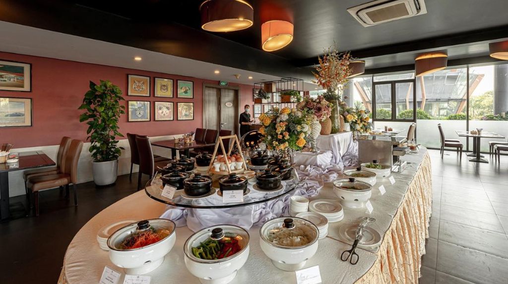 Thưởng thức bữa trưa buffet tại nhà hàng