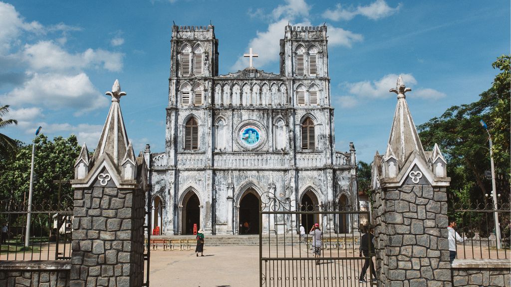 Ghé thăm nhà thờ Mằng Lăng với lối kiến trúc Gothic cùng các họa tiết tinh xảo