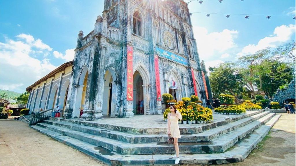 Check in nhà thờ Mằng Lăng trong tour du lịch Quy Nhơn