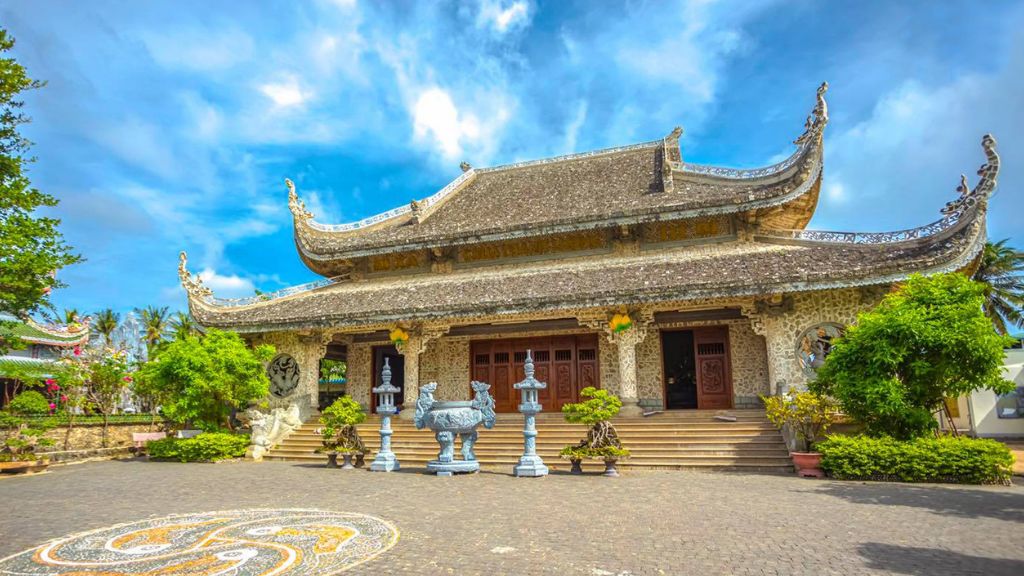 Tham quan chùa Thanh Lương linh thiêng trong tour du lịch Quy Nhơn