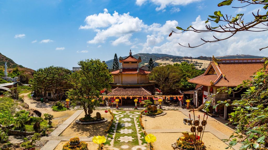 Toàn cảnh Tịnh Xá Ngọc Hòa với kiến trúc nổi bật là tượng đôi Phật Bà Quan Âm cao nhất Việt Nam