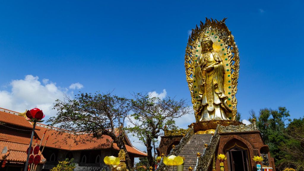 Tượng đôi Phật Bà Quan Thế Âm to lớn tại Tịnh Xá Ngọc Hòa