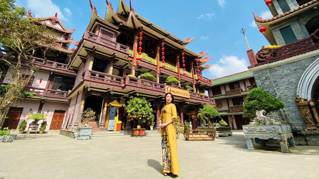 Check in chùa Thiên Hưng trong tour du lịch Quy Nhơn