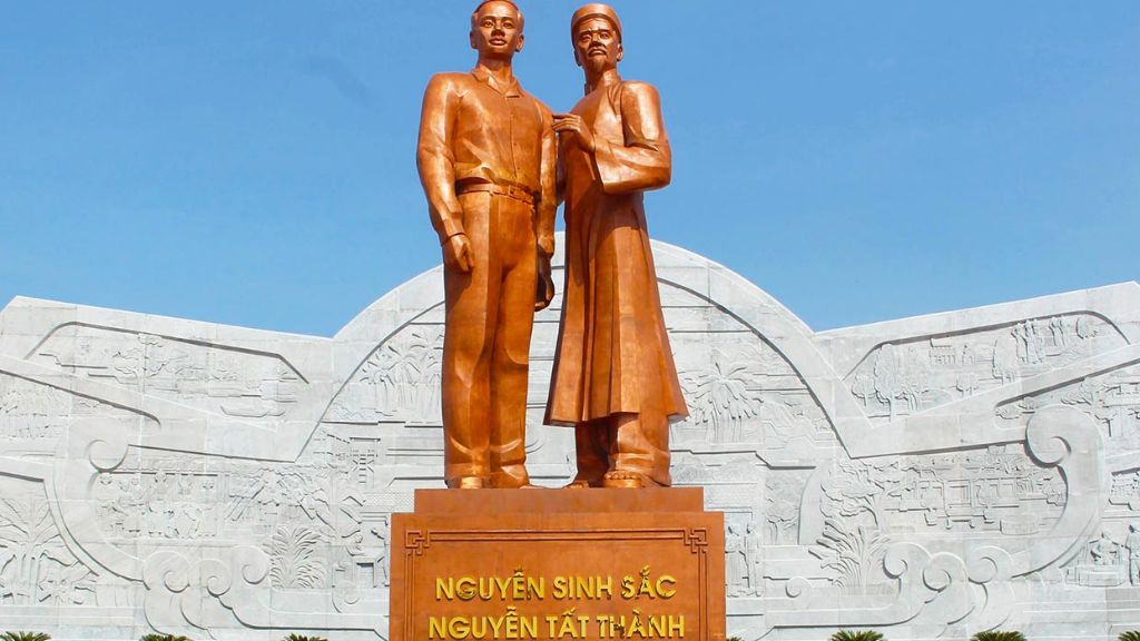 Ngắm nhìn tượng đài Nguyễn Phong Sắc và Nguyễn Tất Thành