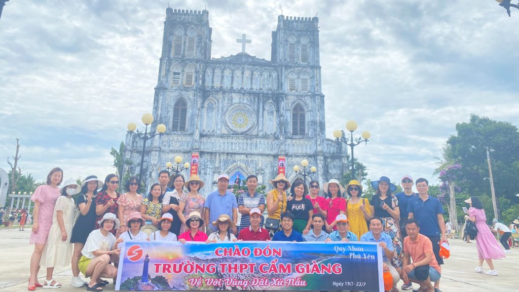 Đoàn du lịch Quy Nhơn check in tại nhà thờ Mằng Lăng