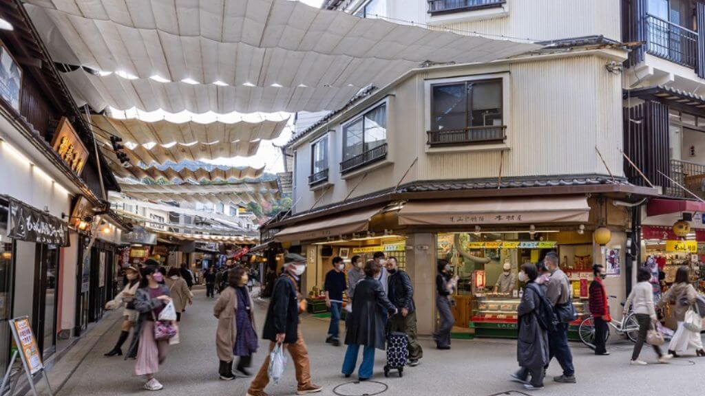 Con đường mua sắm Omotesando nhộn nhịp