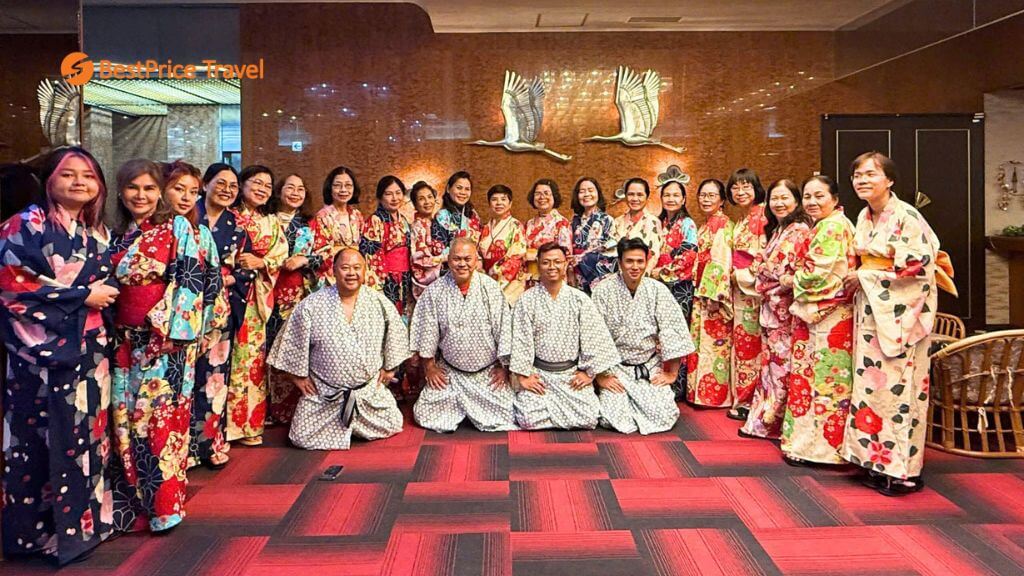 Đoàn khách tour Nhật Bản của BestPrice Travel check in trong trang phục kimono truyền thống