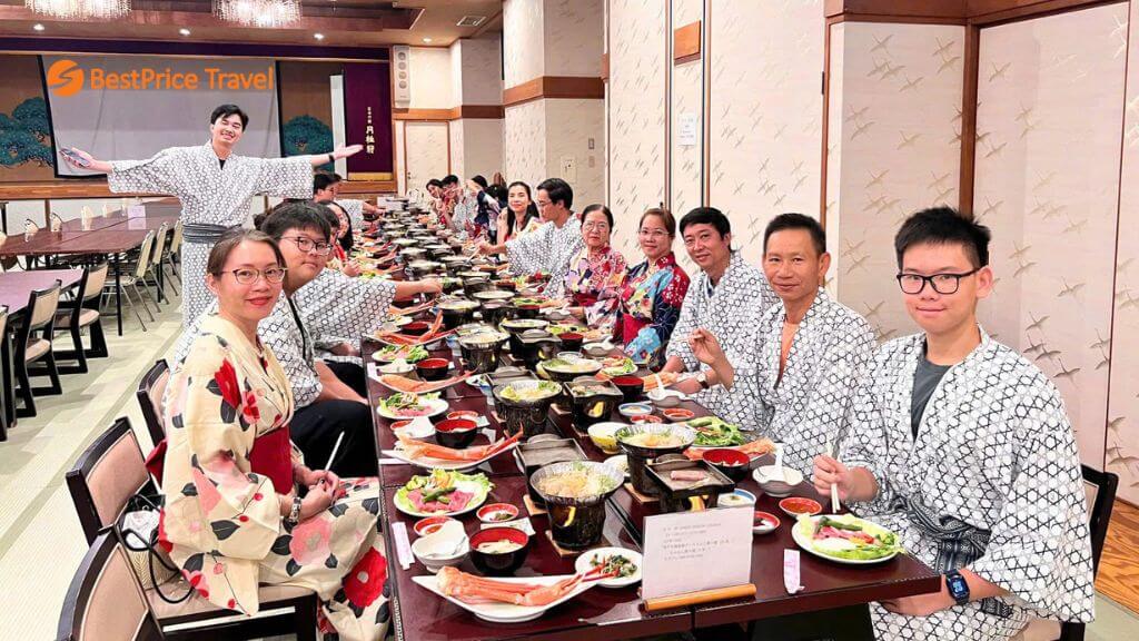 Du khách thưởng thức bữa ăn chuẩn Nhật trong tour du lịch Hokkaido