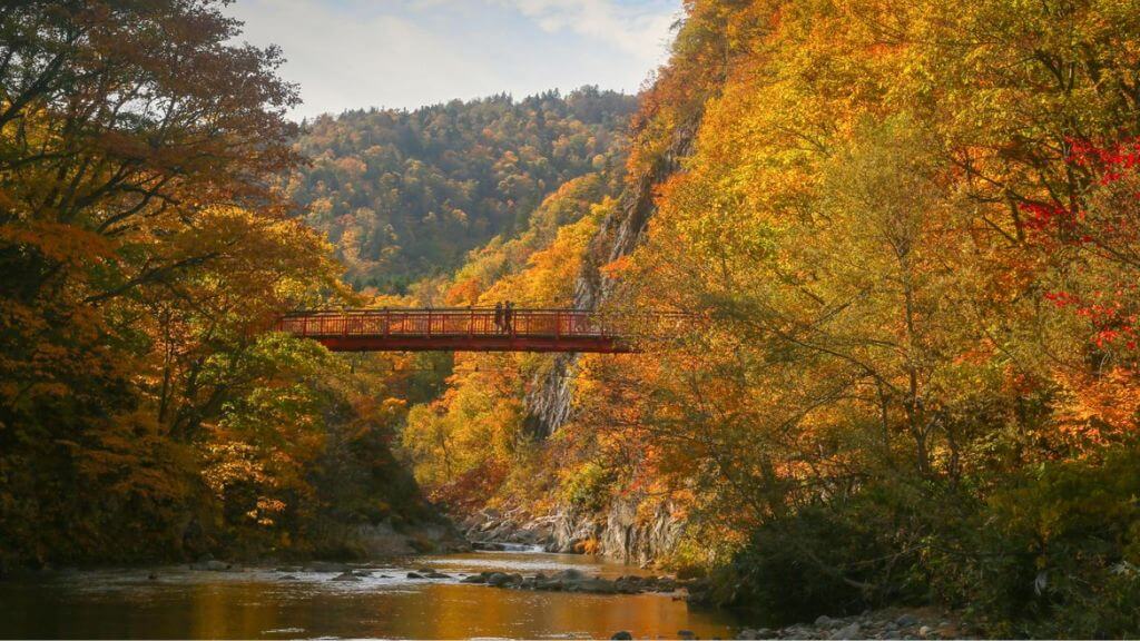 Thung lũng Jozankei là địa điểm ngắm lá đỏ nổi tiếng nhất trong tour Hokkaido