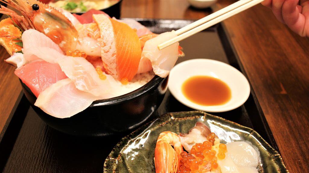 Dùng bữa trưa cơm hải sản kaisendon đặc sản ở chợ cá Nijo