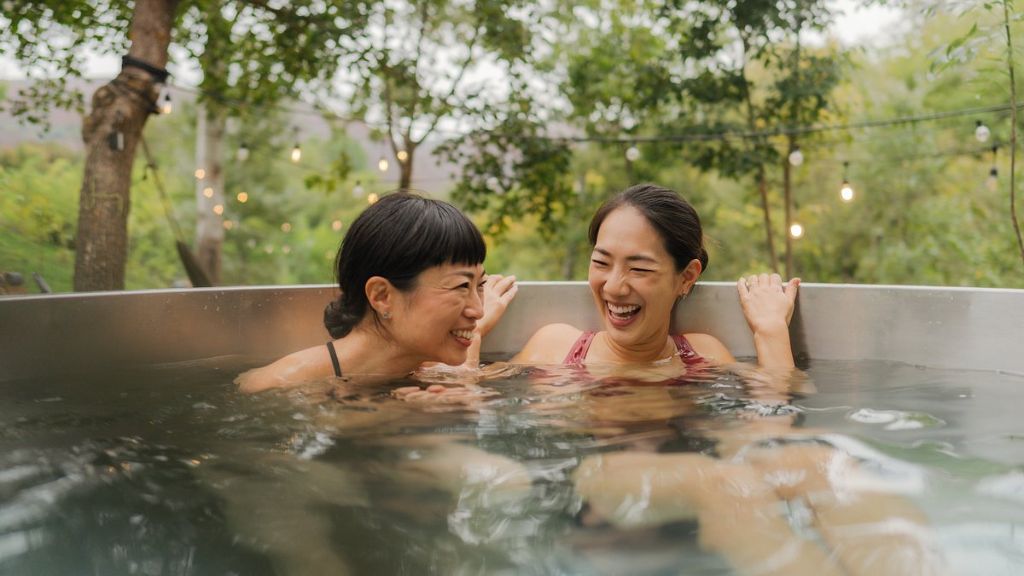 Đoàn tắm Onsen thư giãn cơ thể