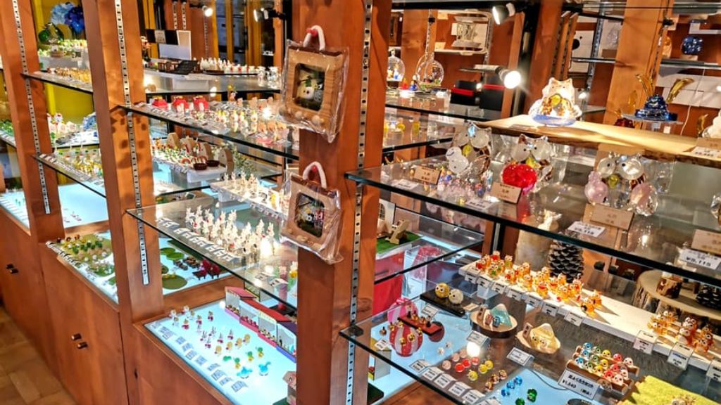 Mua sắm đồ lưu niệm tại Xưởng thủy tinh Glass Forest