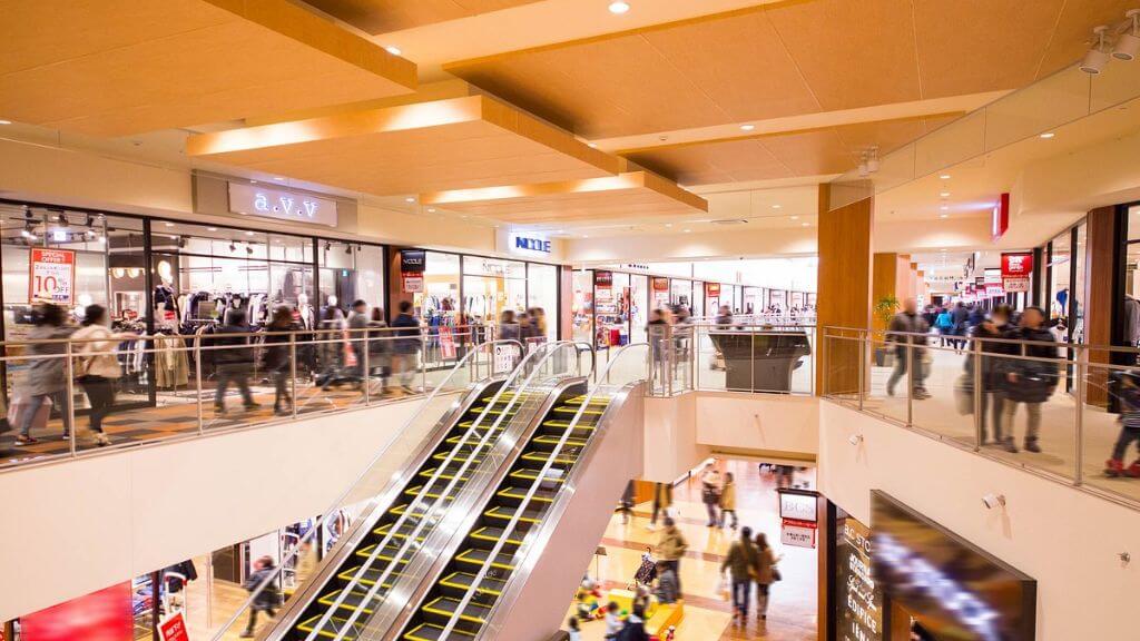 Hoặc ghé Mitsui Outlet Sapporo mua sắm đặc sản làm quà