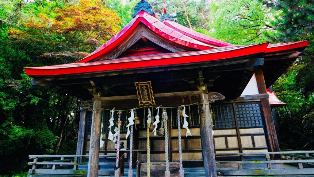 Một góc kiến trúc của Đền Sapporo Fushimi Inari