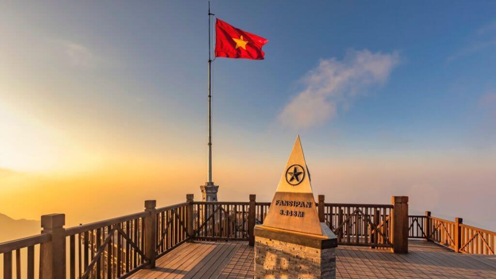 Chinh phục đỉnh Fansipan – nóc nhà Đông Dương giữa biển mây Tây Bắc