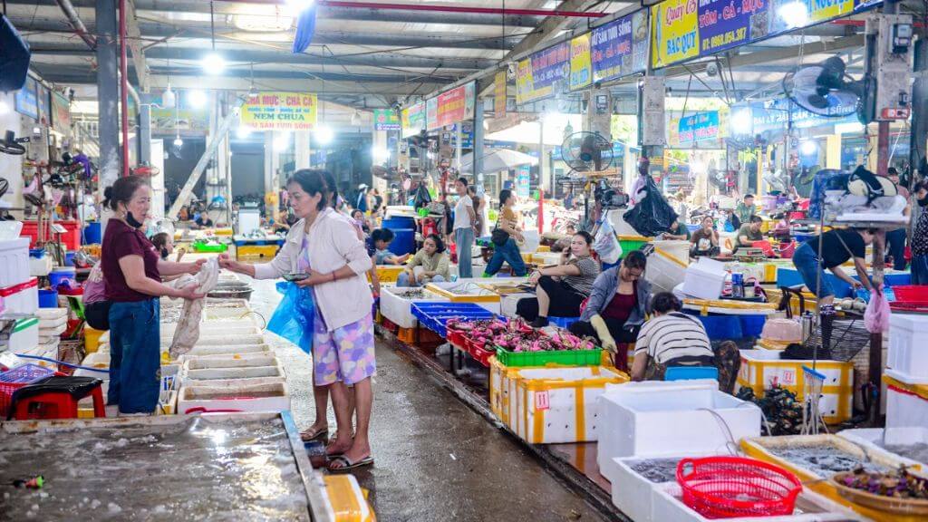 Chợ Cột Đỏ - Địa điểm mua hải sản tươi sống giá rẻ