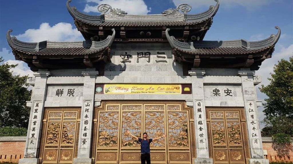 Du khách check in tại cổng Tam Quan