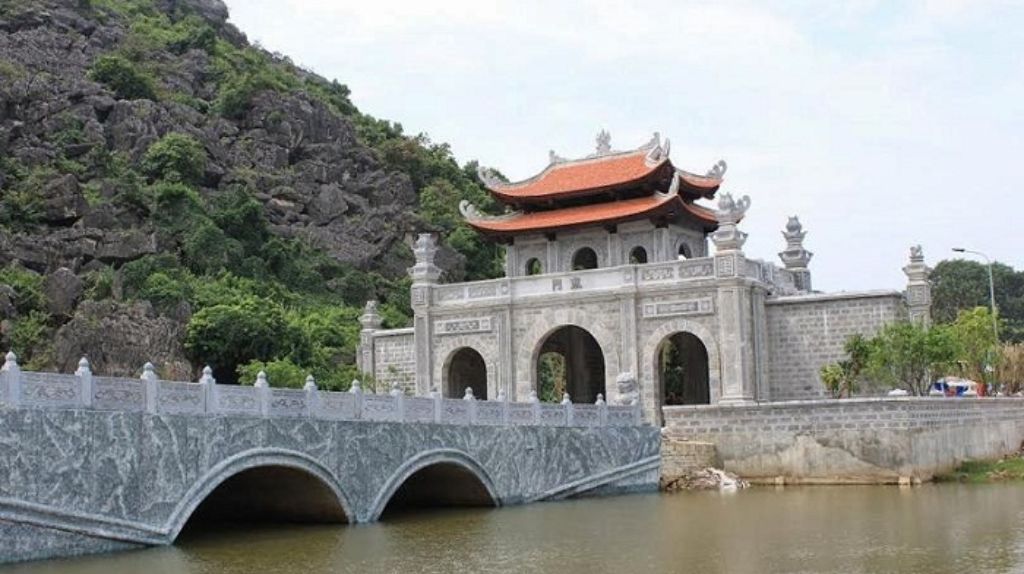 Du khách ghé thăm Cố Đô Hoa Lư