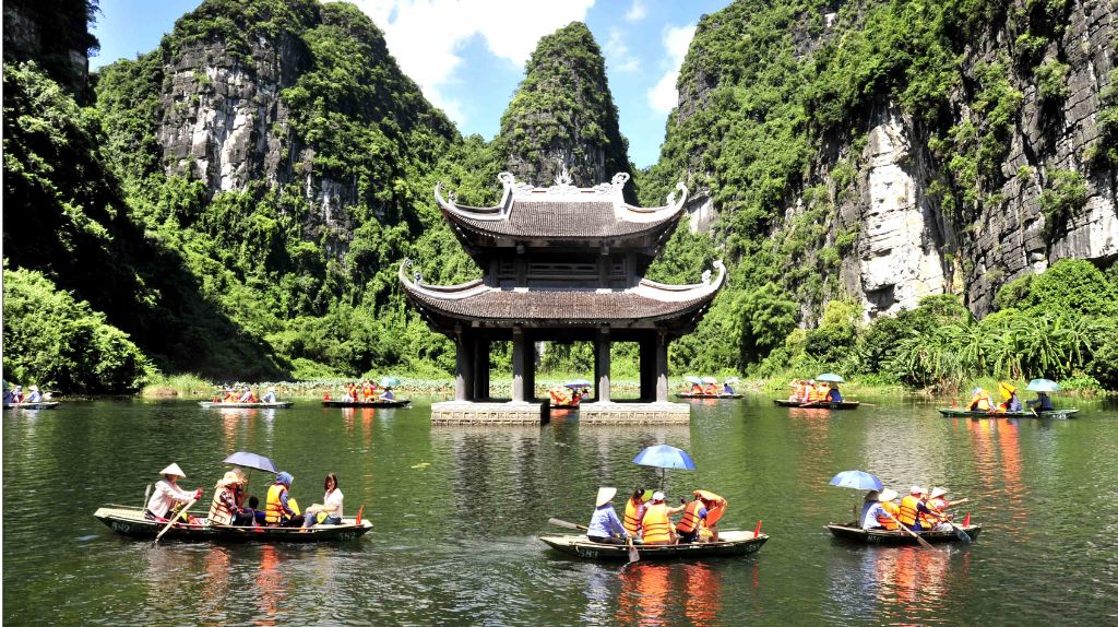 Du khách tham quan khu du lịch