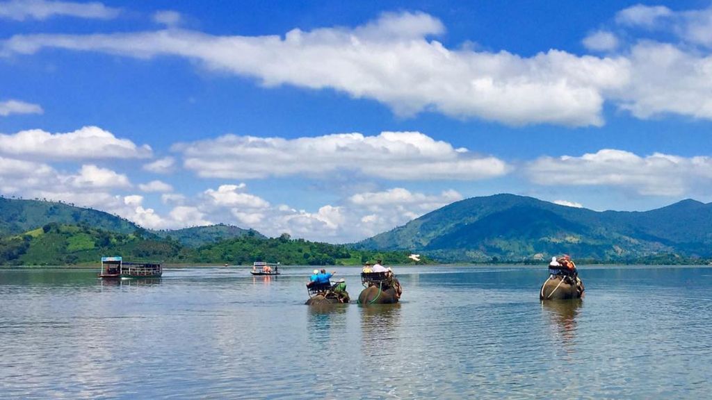 Trải nghiệm ngồi thuyền khám phá hồ Lắk