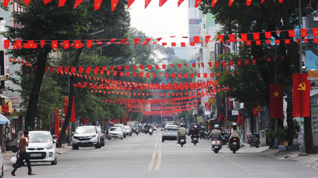 Đường phố Sài Gòn trang hoàng rực rỡ ngày Tết