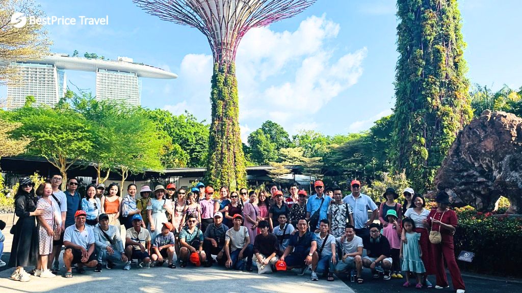 Đoàn check in tại Gardens by The Bay