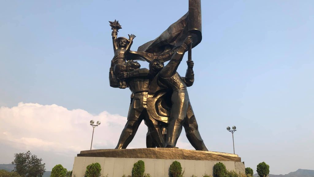 Tượng đài chiến thắng Điện Biên Phủ oai hùng