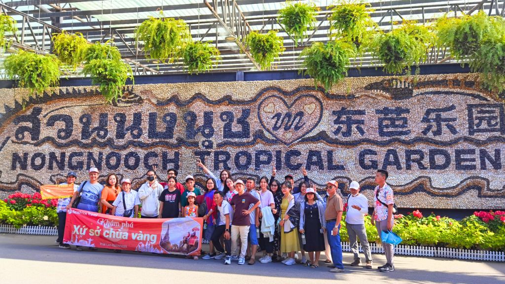 Đoàn khách BestPrice tham quan Nong Nooch trong tour Thái Lan 5N4Đ