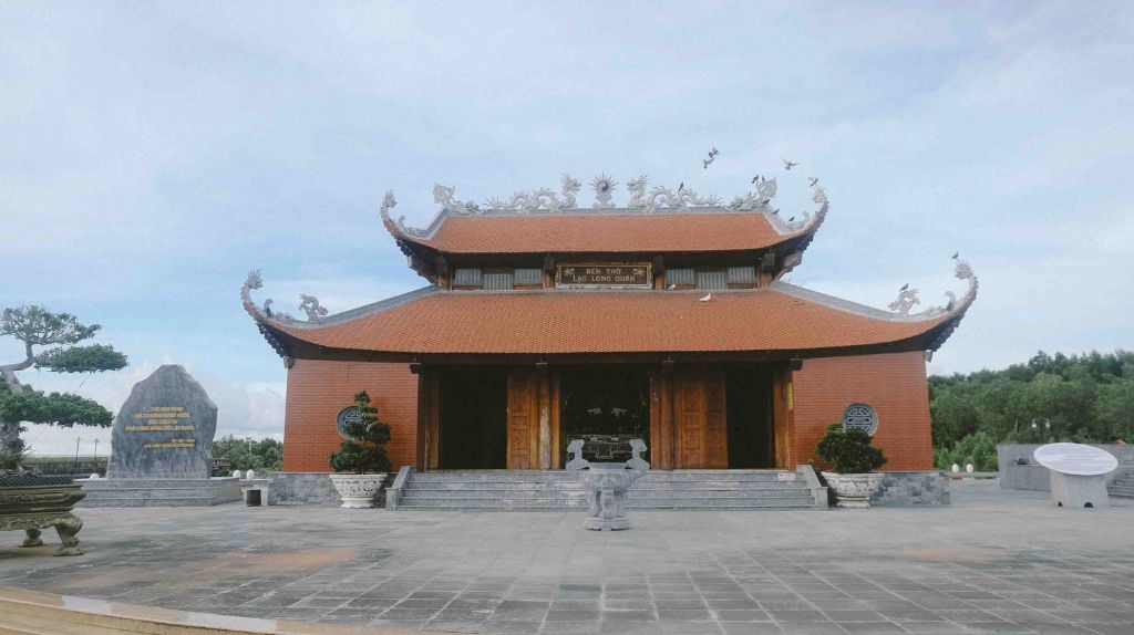 Quý khách tham quan đền thờ Lạc Long Quân