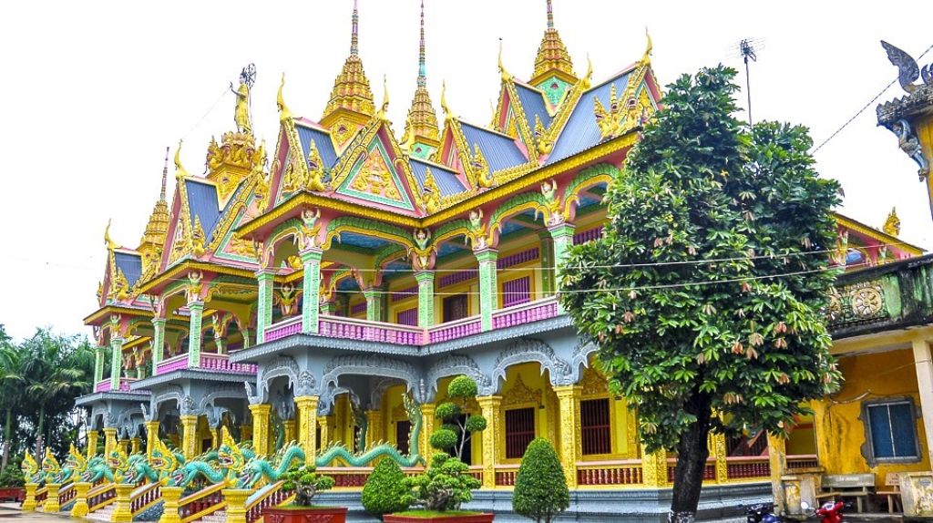 Du khách tham quan và checkin tại Chùa Bôtum Vong Sa Som Rong