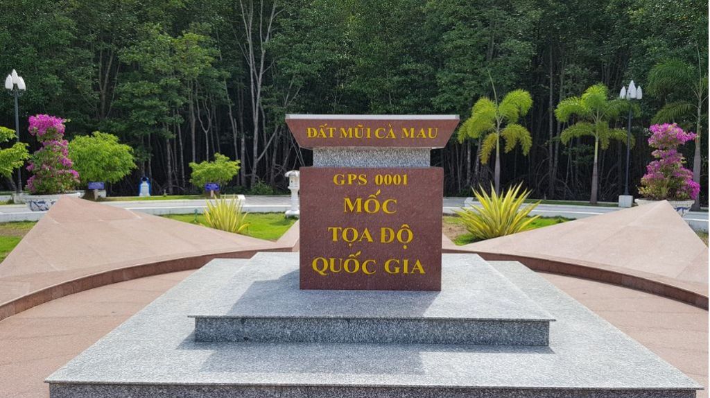 Du khách tham quan và check in tại Cột mốc tọa độ Quốc gia cực Nam GPS 0001