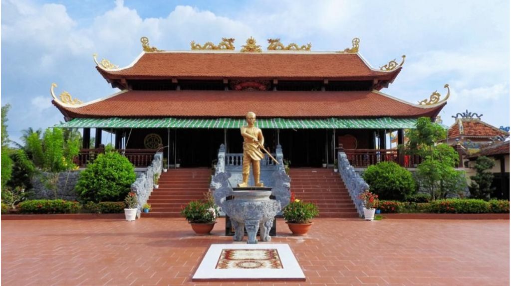 Đoàn tham quan đền thờ Nguyễn Trung Trực