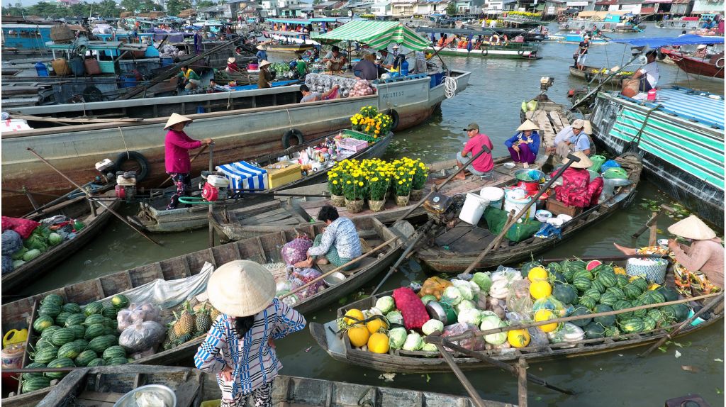 Du khách trải nghiệm đi thuyền tham quan Chợ Nổi Cái Răng
