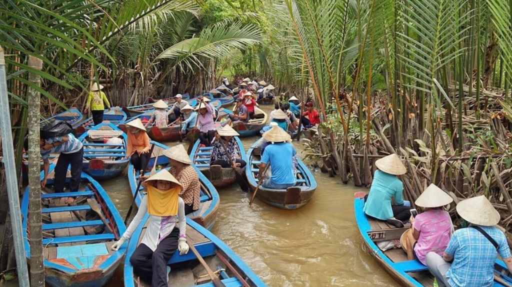 Du khách trải nghiệm tham quan Cồn Lân một trong 4 cồn rất nổi tiếng ở miền Tây