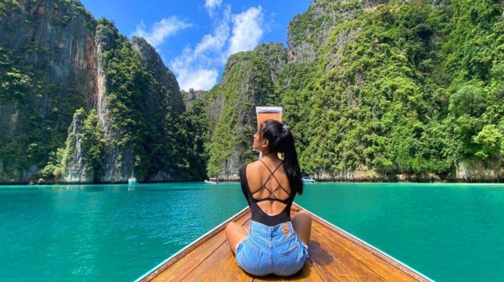 Du khách lướt trên mặt nước trên du thuyền Vịnh Maya
